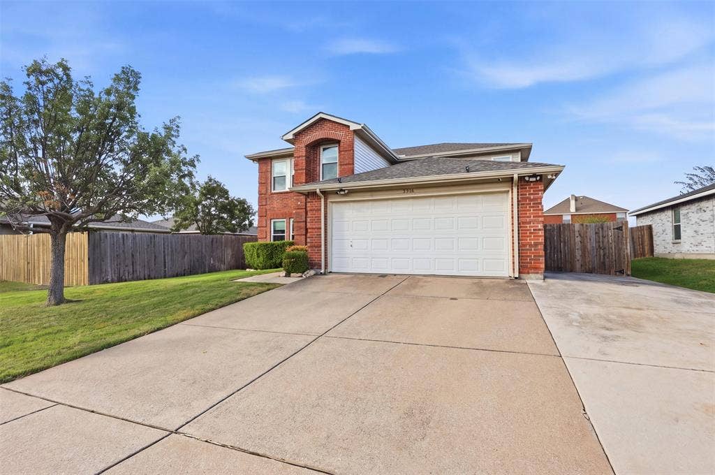 Extra-wide driveway!