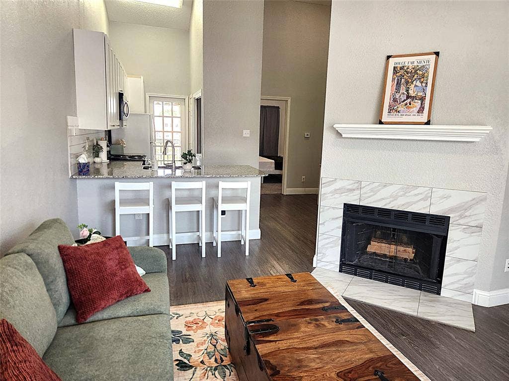 4800 W Lovers Lane, Dallas, TX 75209 4800 W Lovers Lane, Dallas, TX 75209