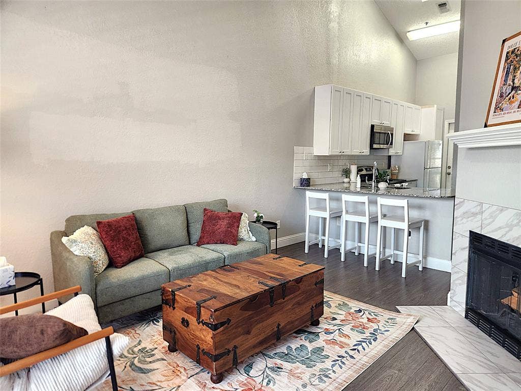 4800 W Lovers Lane, Dallas, TX 75209 4800 W Lovers Lane, Dallas, TX 75209