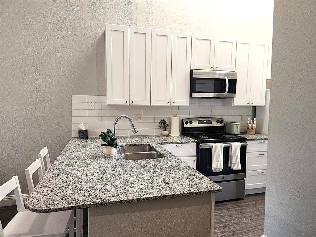 4800 W Lovers Lane, Dallas, TX 75209 4800 W Lovers Lane, Dallas, TX 75209