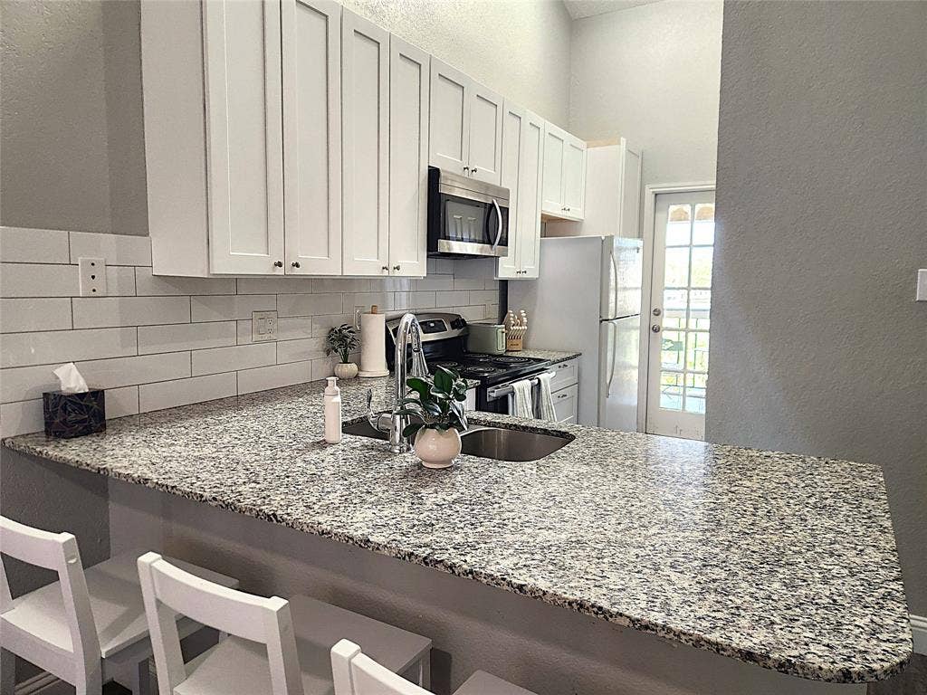 4800 W Lovers Lane, Dallas, TX 75209 4800 W Lovers Lane, Dallas, TX 75209
