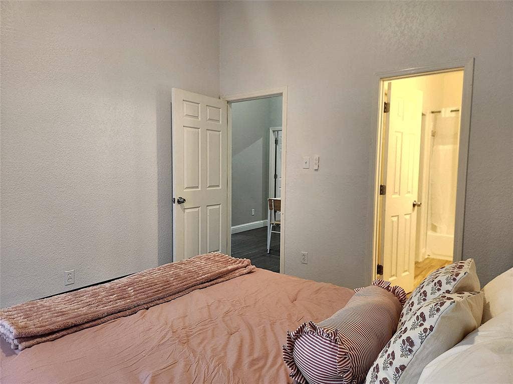 4800 W Lovers Lane, Dallas, TX 75209 4800 W Lovers Lane, Dallas, TX 75209