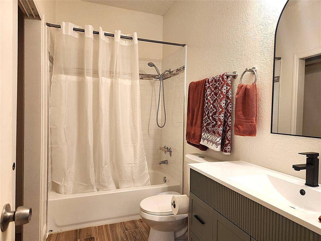 4800 W Lovers Lane, Dallas, TX 75209 4800 W Lovers Lane, Dallas, TX 75209