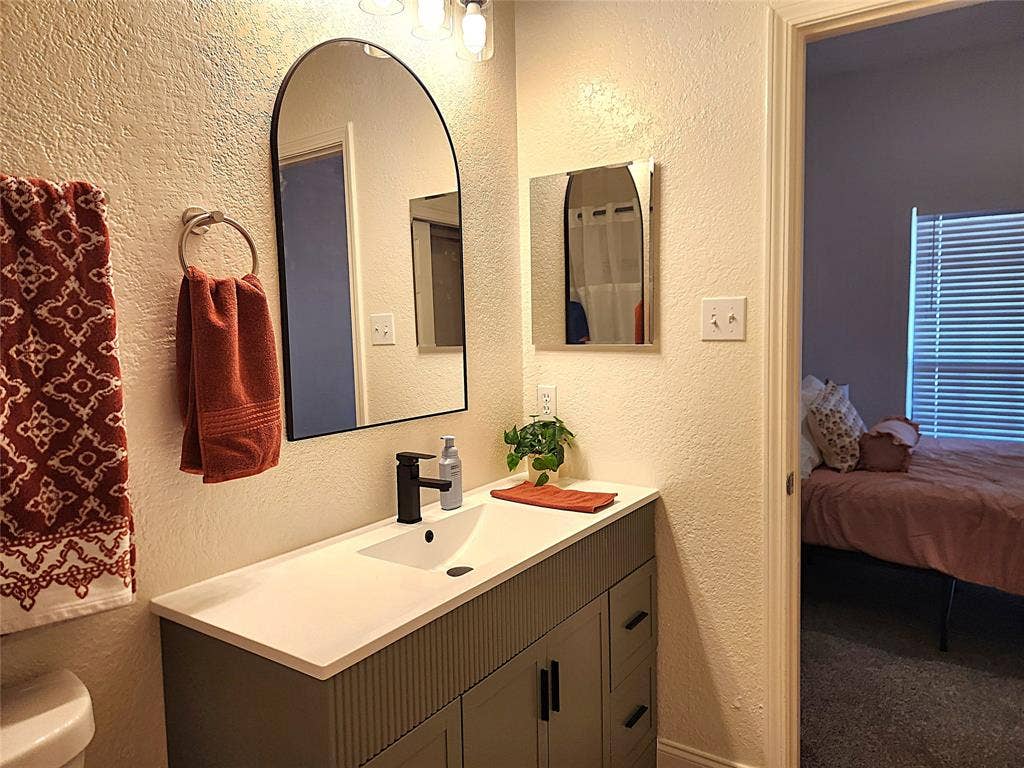 4800 W Lovers Lane, Dallas, TX 75209 4800 W Lovers Lane, Dallas, TX 75209