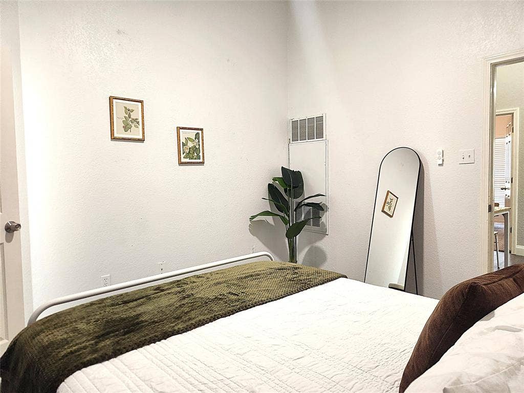 4800 W Lovers Lane, Dallas, TX 75209 4800 W Lovers Lane, Dallas, TX 75209
