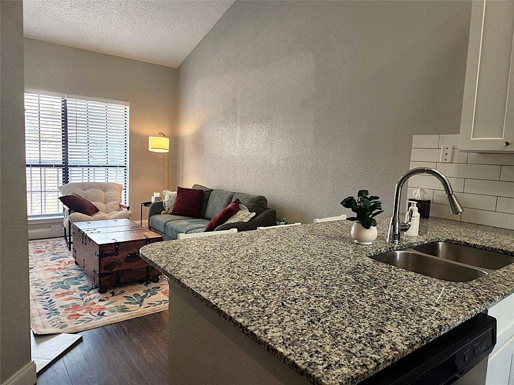 4800 W Lovers Lane, Dallas, TX 75209 4800 W Lovers Lane, Dallas, TX 75209