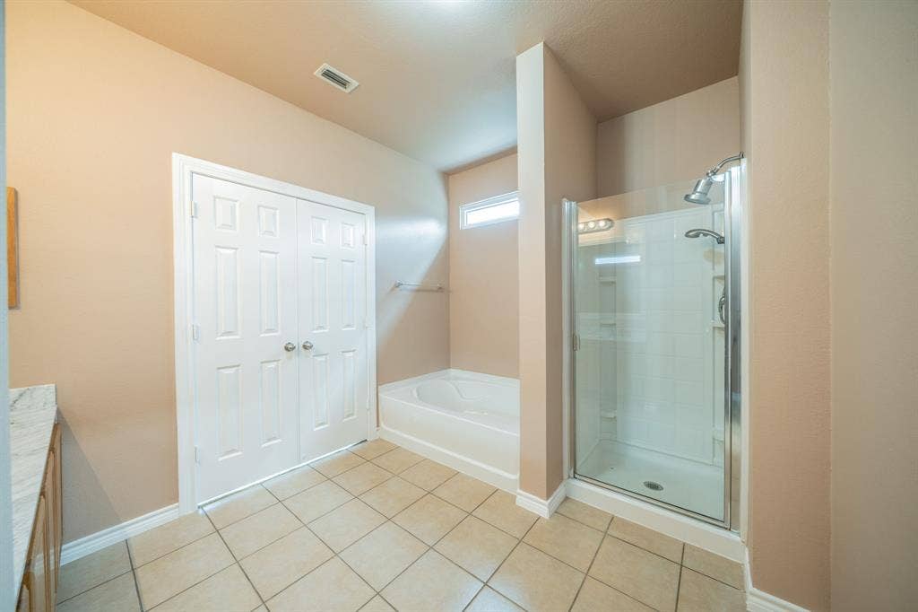 1739 Chadwick Drive, Cedar Hill, TX 75104 Master bath, large garden tub and separate shower.