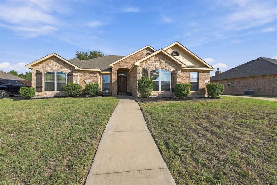 Property photo for 913 Sage Meadow Drive, Glenn Heights, TX