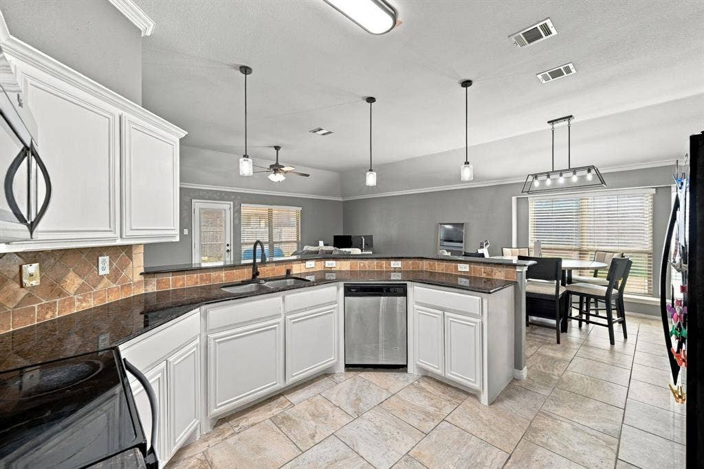 913 Sage Meadow Drive, Glenn Heights, TX 75154 913 Sage Meadow Drive, Glenn Heights, TX 75154