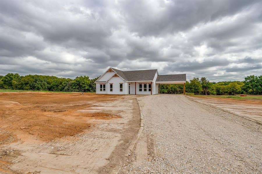 Property photo for 1024 RAYS Way, Weatherford, TX