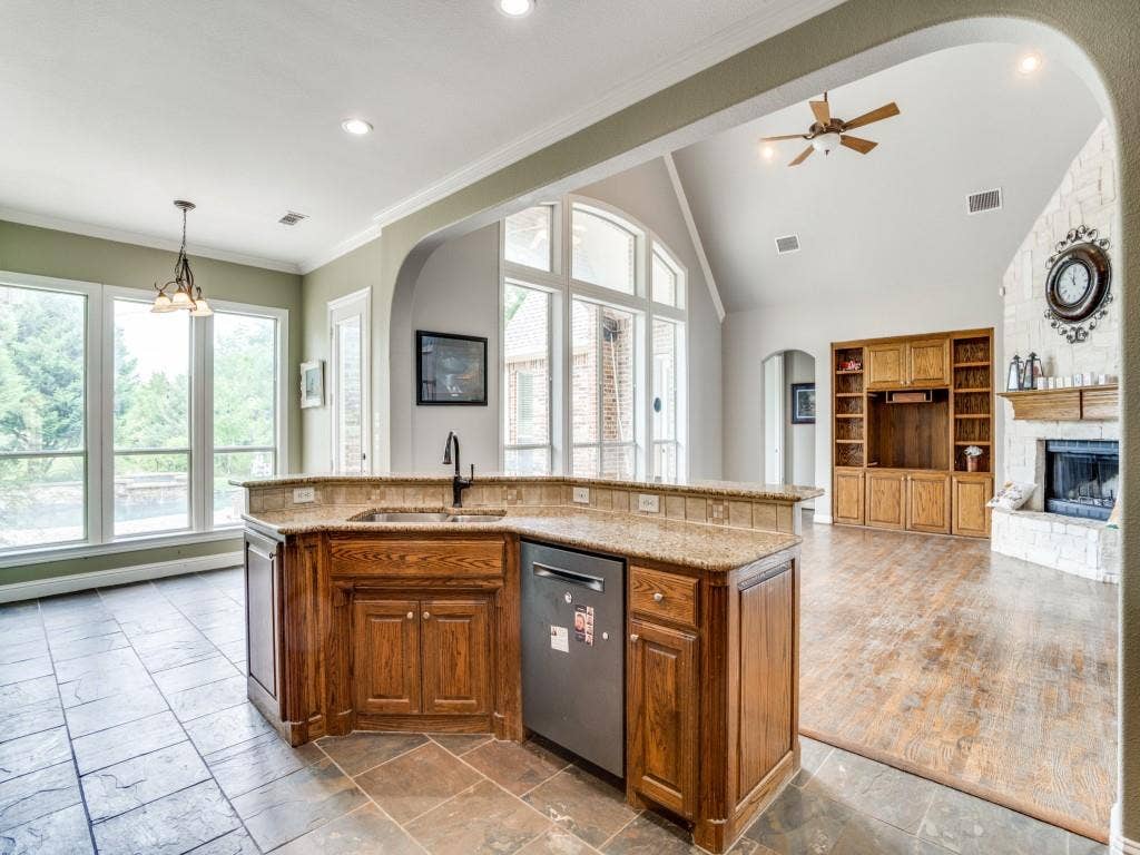 207 River Oaks, Combine, TX 75159 Breakfast Bar