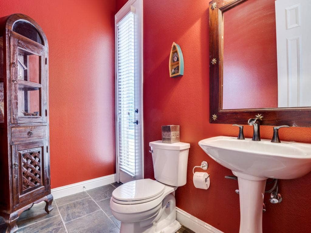 207 River Oaks, Combine, TX 75159 Half bath off the pool