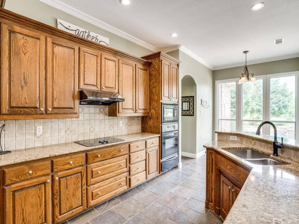 207 River Oaks, Combine, TX 75159 Tons of Cabinets