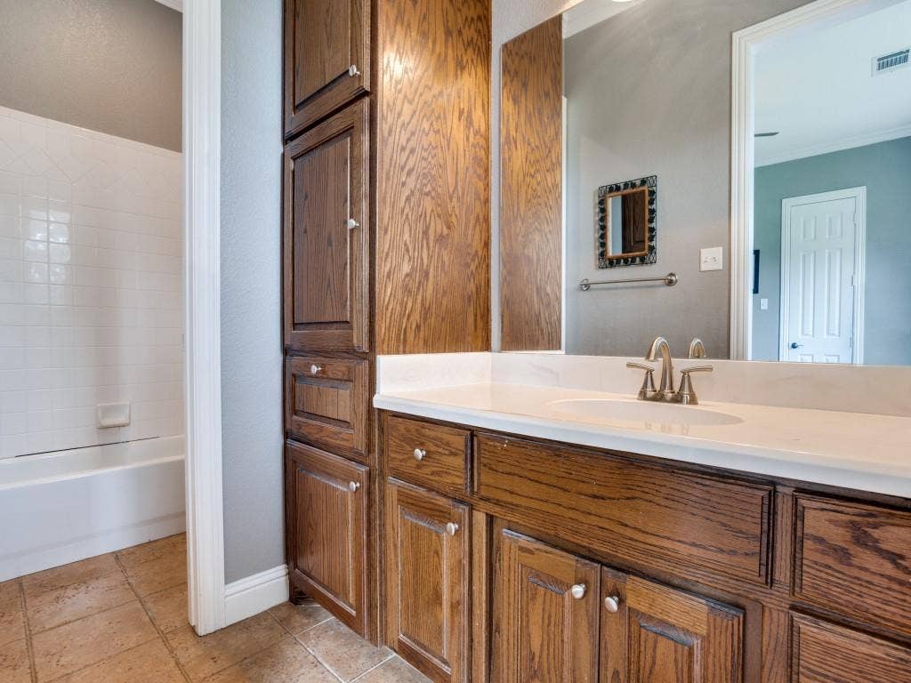 207 River Oaks, Combine, TX 75159 Bath 2