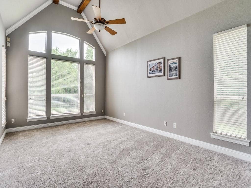 207 River Oaks, Combine, TX 75159 Primary bed with vaulted Ceiling