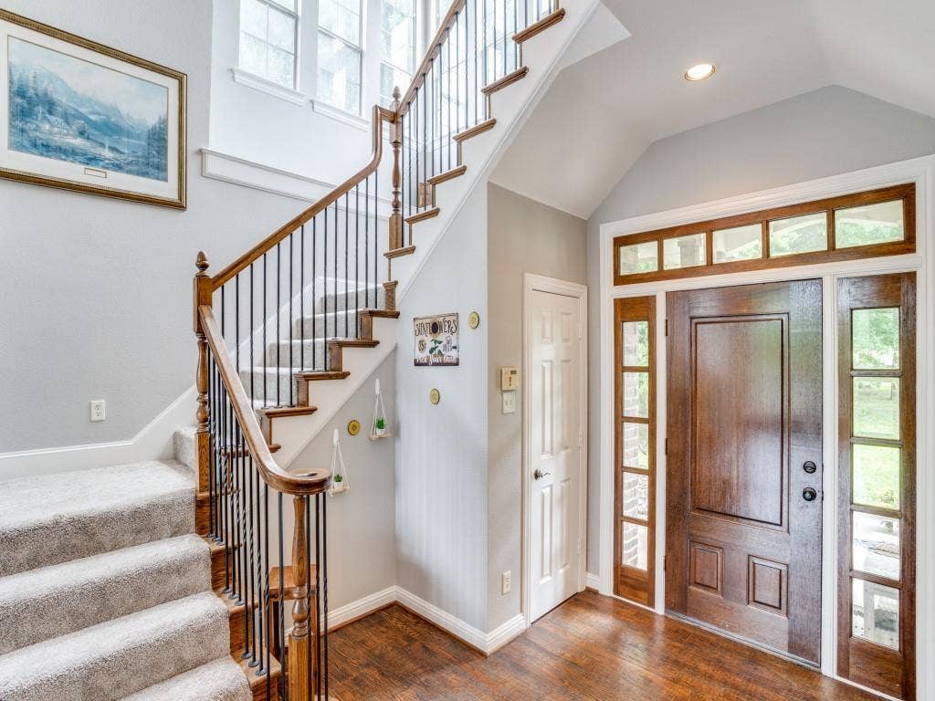 207 River Oaks, Combine, TX 75159 Beautiful Winding Stair