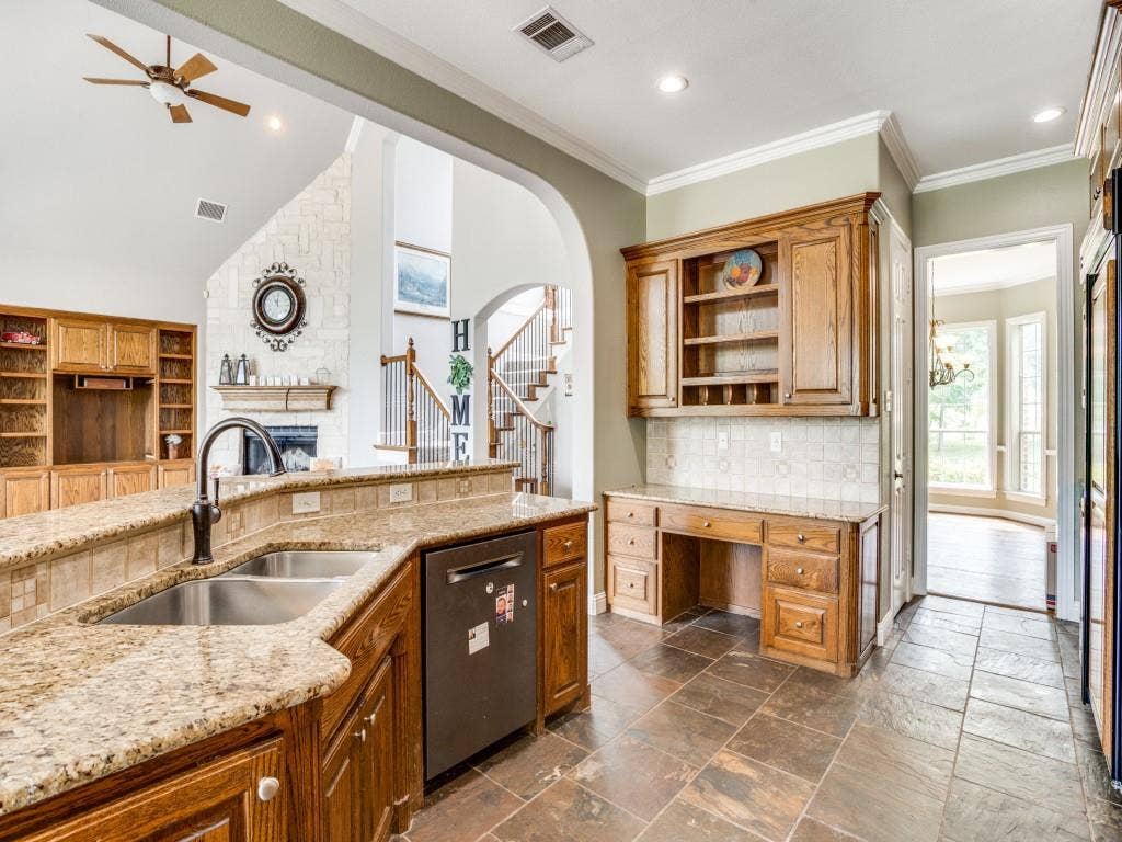 207 River Oaks, Combine, TX 75159 Granite Tops