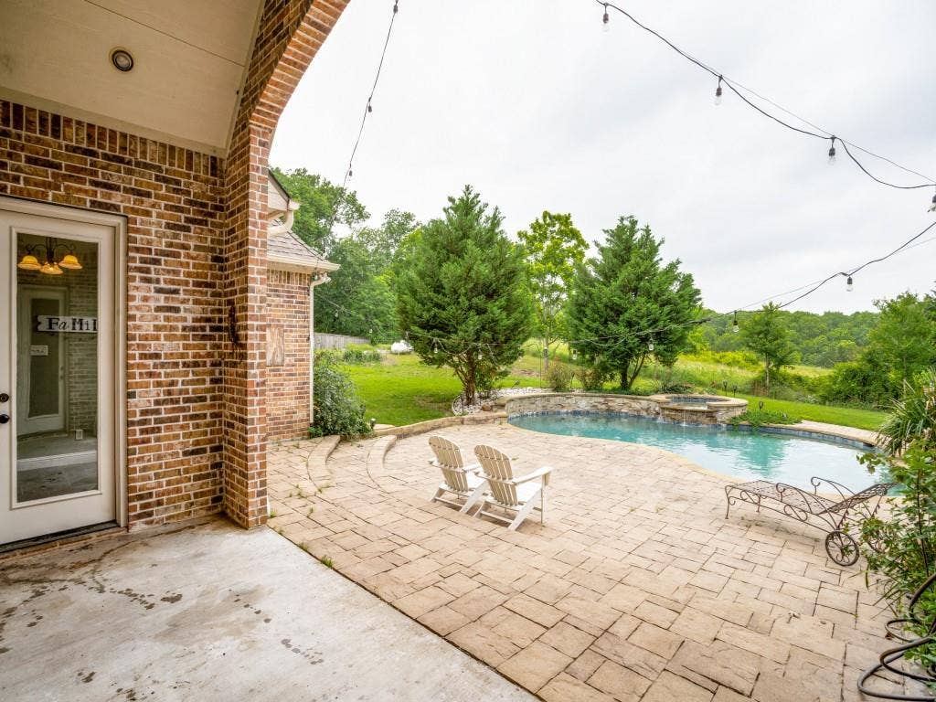 207 River Oaks, Combine, TX 75159 Covered porch and Patio