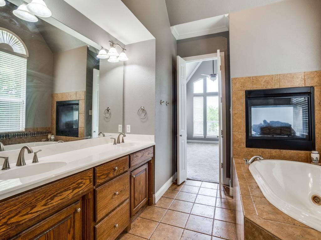 207 River Oaks, Combine, TX 75159 Master Bath with jetted tub