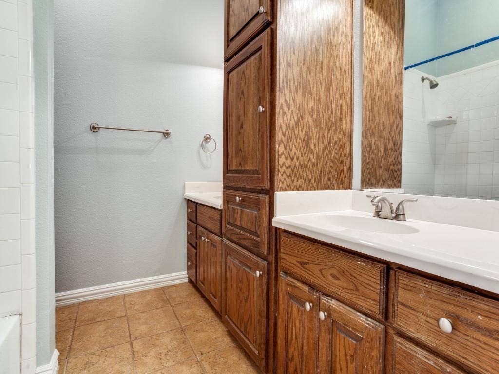 207 River Oaks, Combine, TX 75159 Bath 3