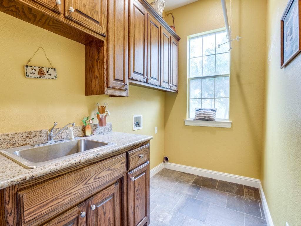 207 River Oaks, Combine, TX 75159 Utility with sink
