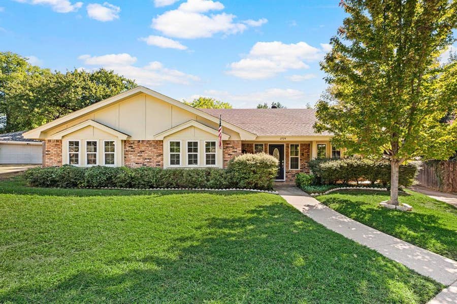 Property photo for 2724 Westridge Drive, Arlington, TX