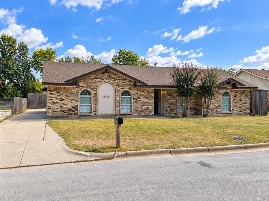 Property photo for 2001 San Jacinto Drive, Arlington, TX