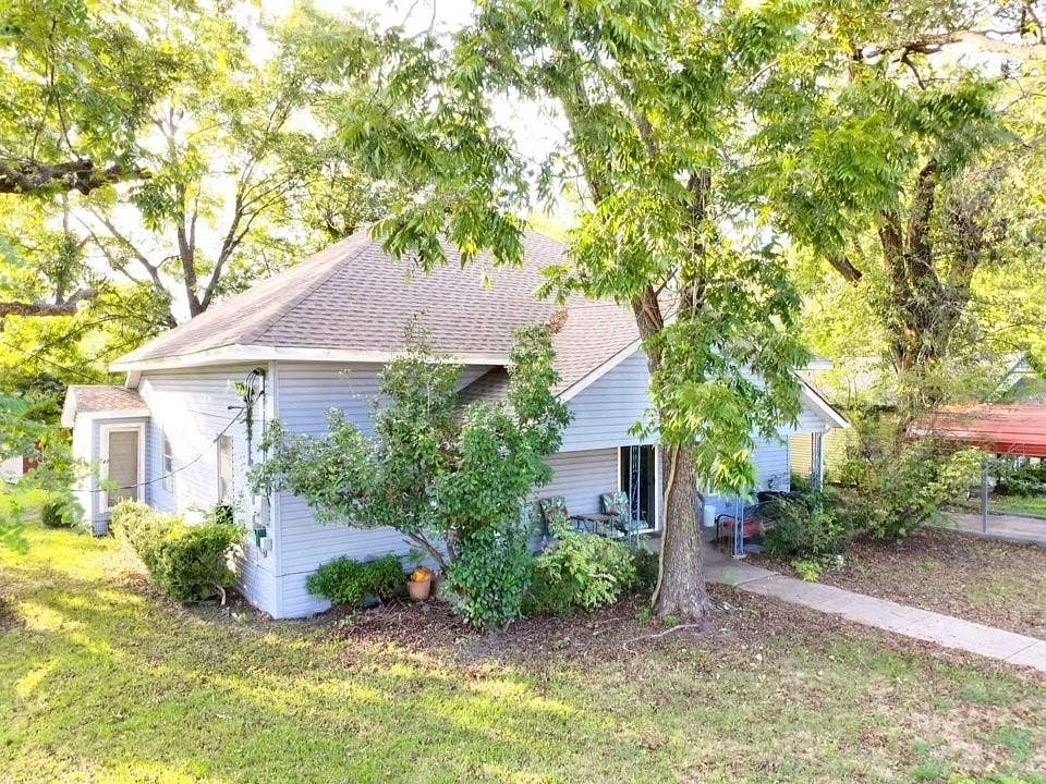 532 S Santa Fe Street, Wolfe City, TX 75496 532 S Santa Fe Street, Wolfe City, TX 75496