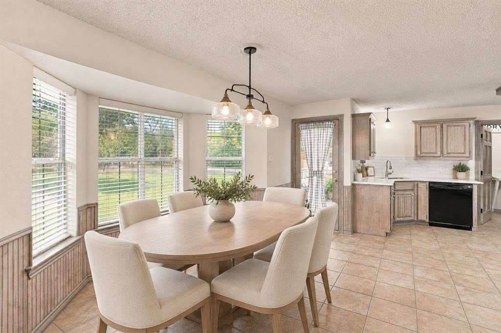 819 Nokomis Circle, Lancaster, TX 75146 Virtually staged furniture