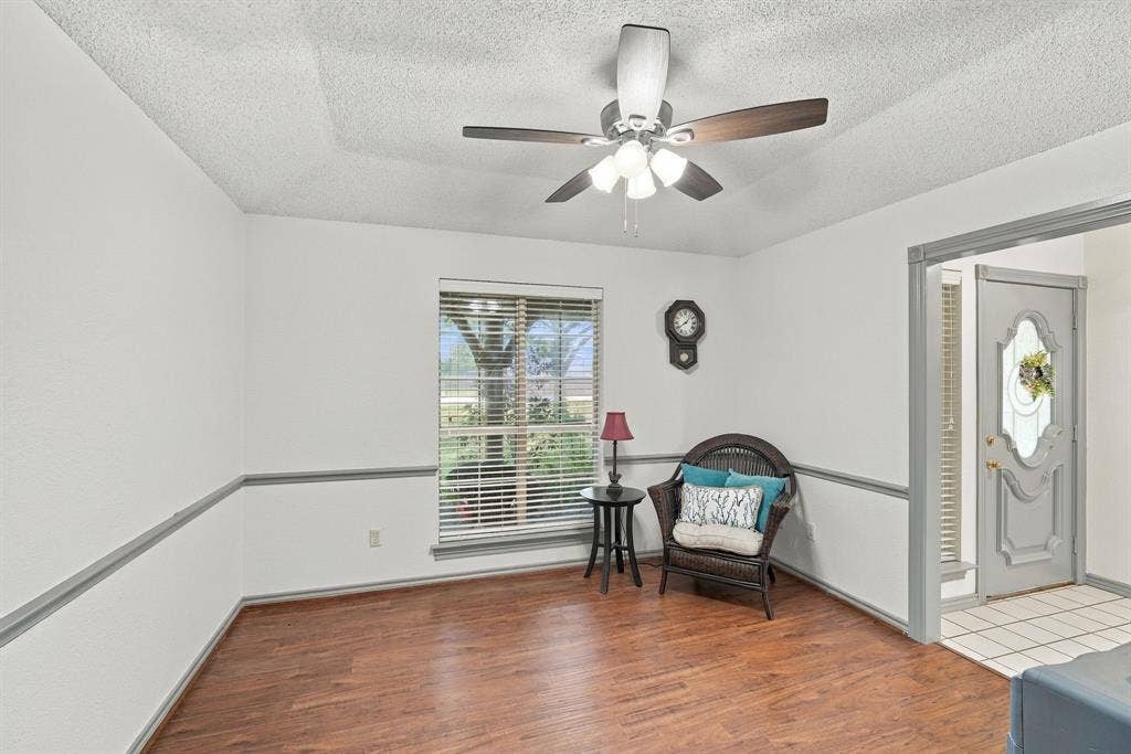 819 Nokomis Circle, Lancaster, TX 75146 Flex space currently used as a office