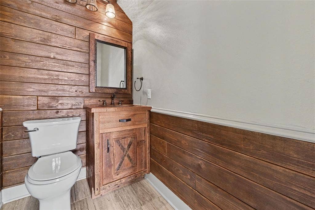 208 Cape Shore Drive, Kemp, TX 75143 Half Bath