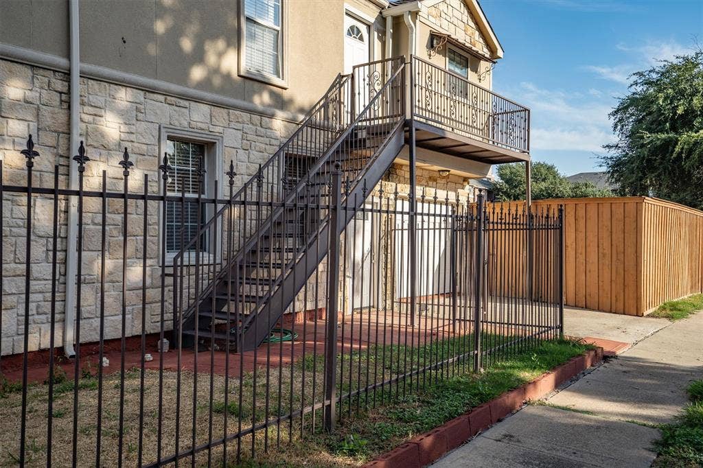 2100 Caddo Street, Dallas, TX 75204