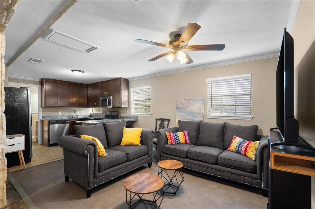 2100 Caddo Street, Dallas, TX 75204