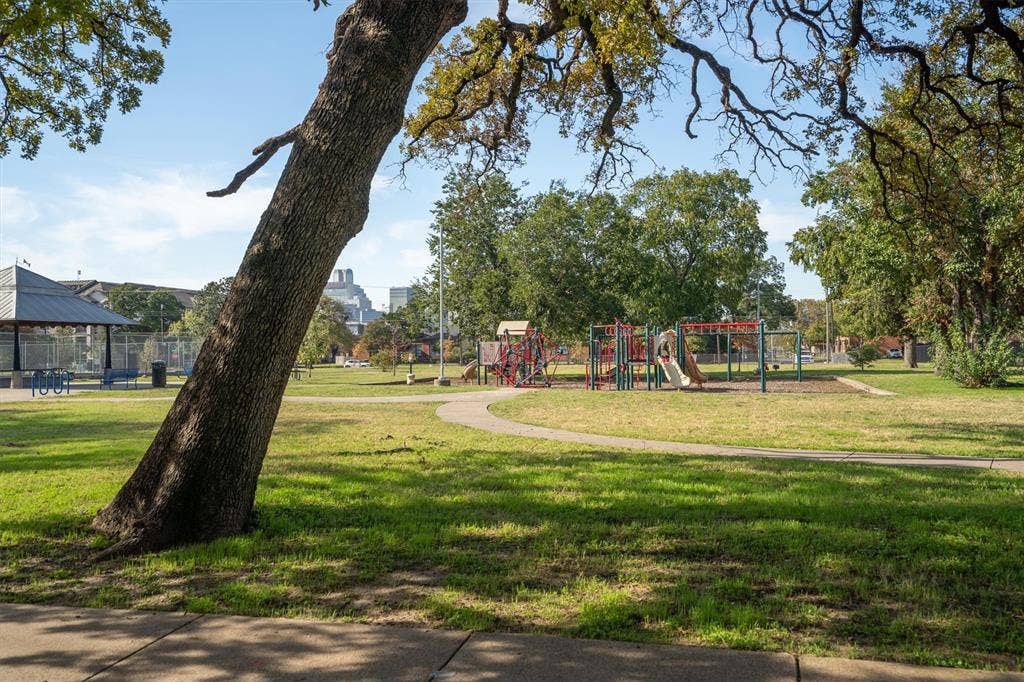 2100 Caddo Street, Dallas, TX 75204