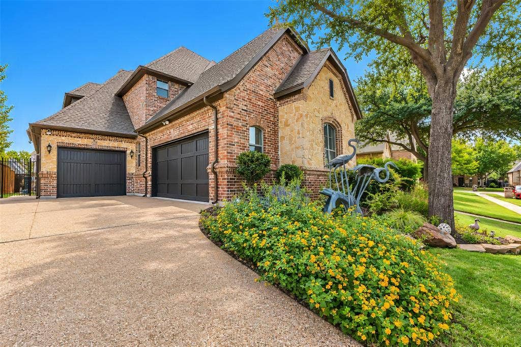 6620 Cedar Grove Drive, North Richland Hills, TX 76182 A convenient side entry 3 car garage