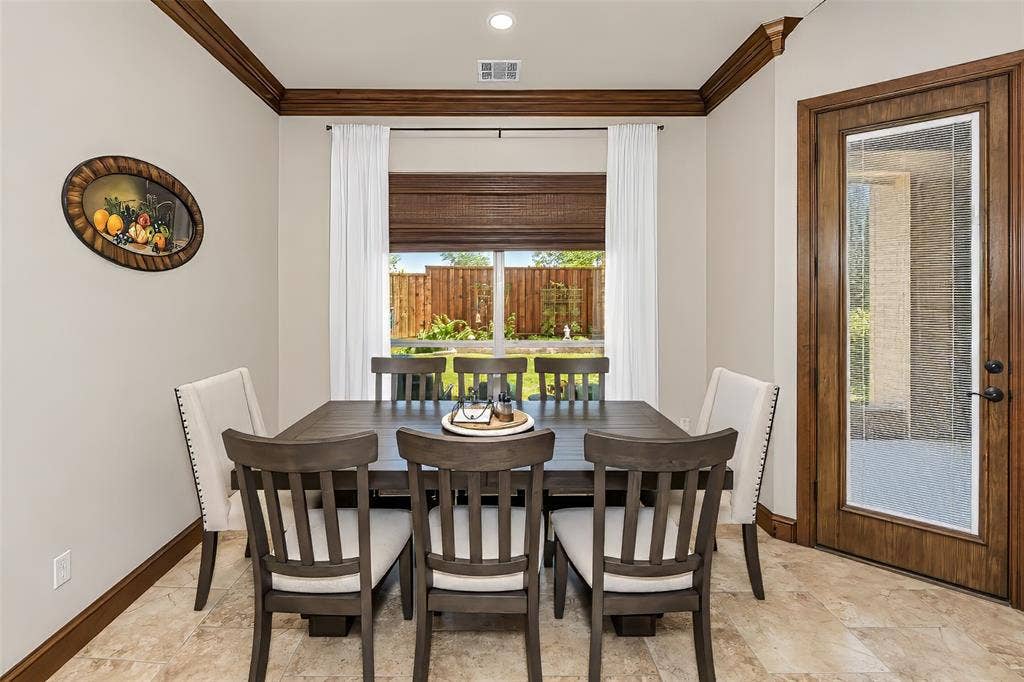 6620 Cedar Grove Drive, North Richland Hills, TX 76182 Large breakfast area.