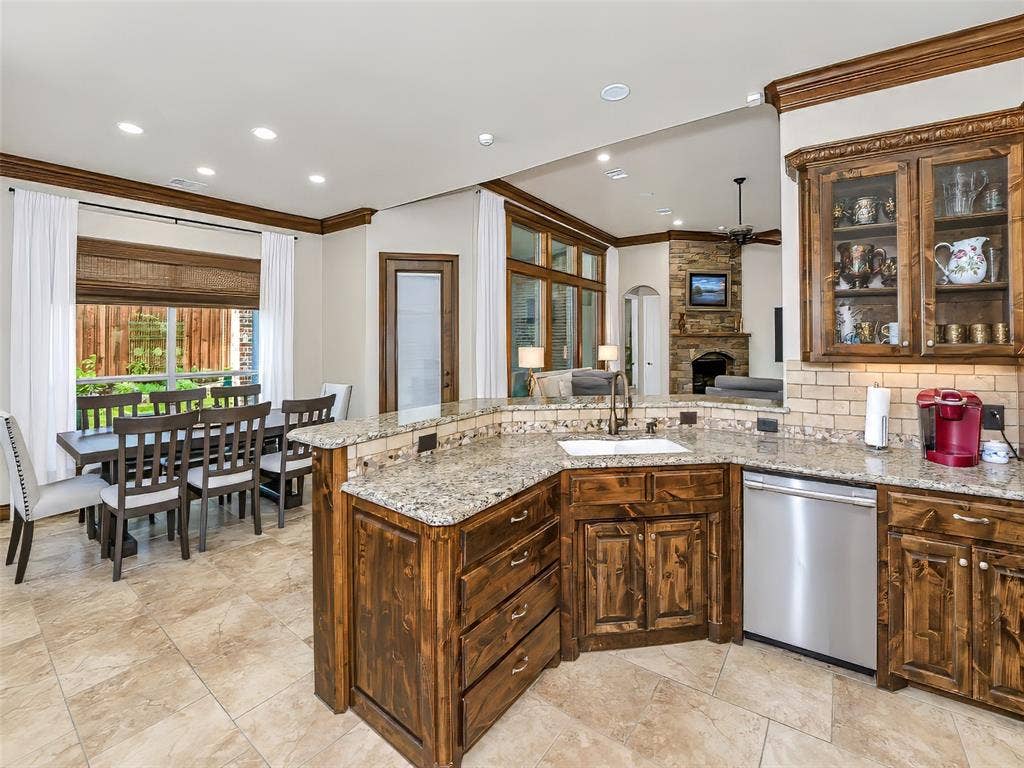 6620 Cedar Grove Drive, North Richland Hills, TX 76182 Multiple eating areas are available in the kitchen area, including a breakfast bar and large breakfast area overlooking the back yard.