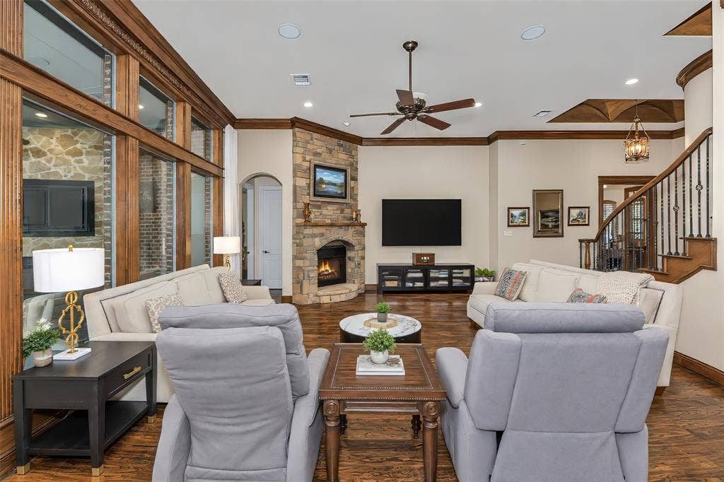 6620 Cedar Grove Drive, North Richland Hills, TX 76182 Great room features tall ceiling and generous proportions.