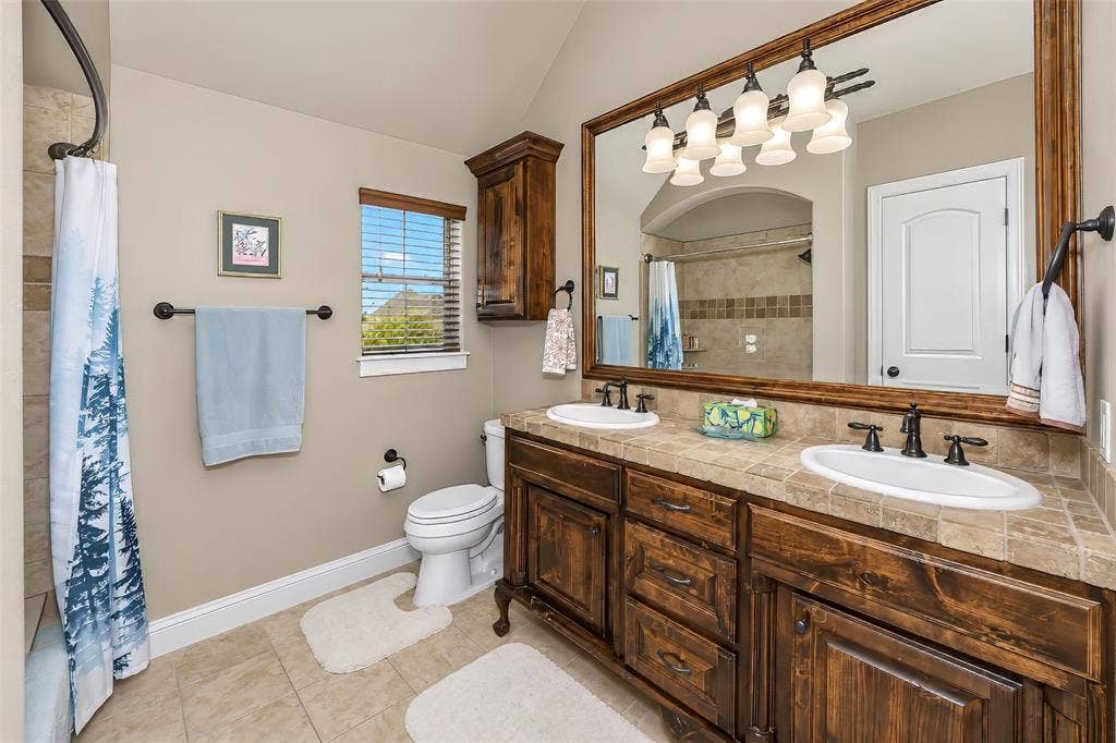 6620 Cedar Grove Drive, North Richland Hills, TX 76182 The upstairs guest full bath.