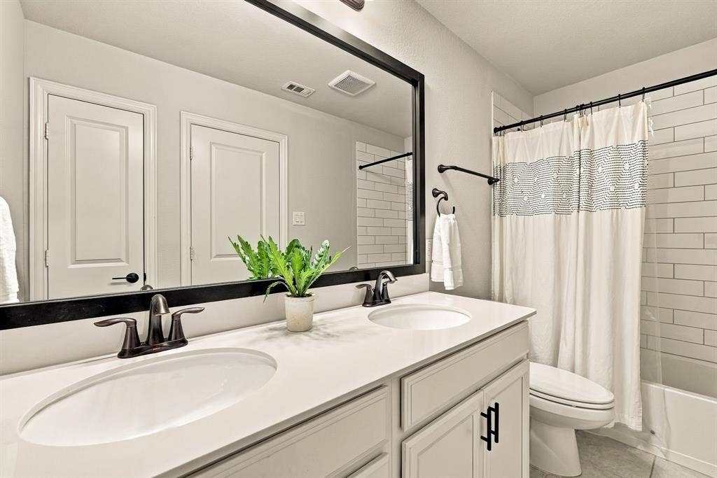 Upstairs Secondary Bathroom