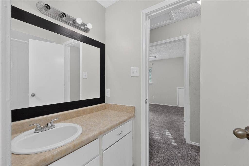 910 N Nursery Road, Irving, TX 75061 910 N Nursery Road, Irving, TX 75061