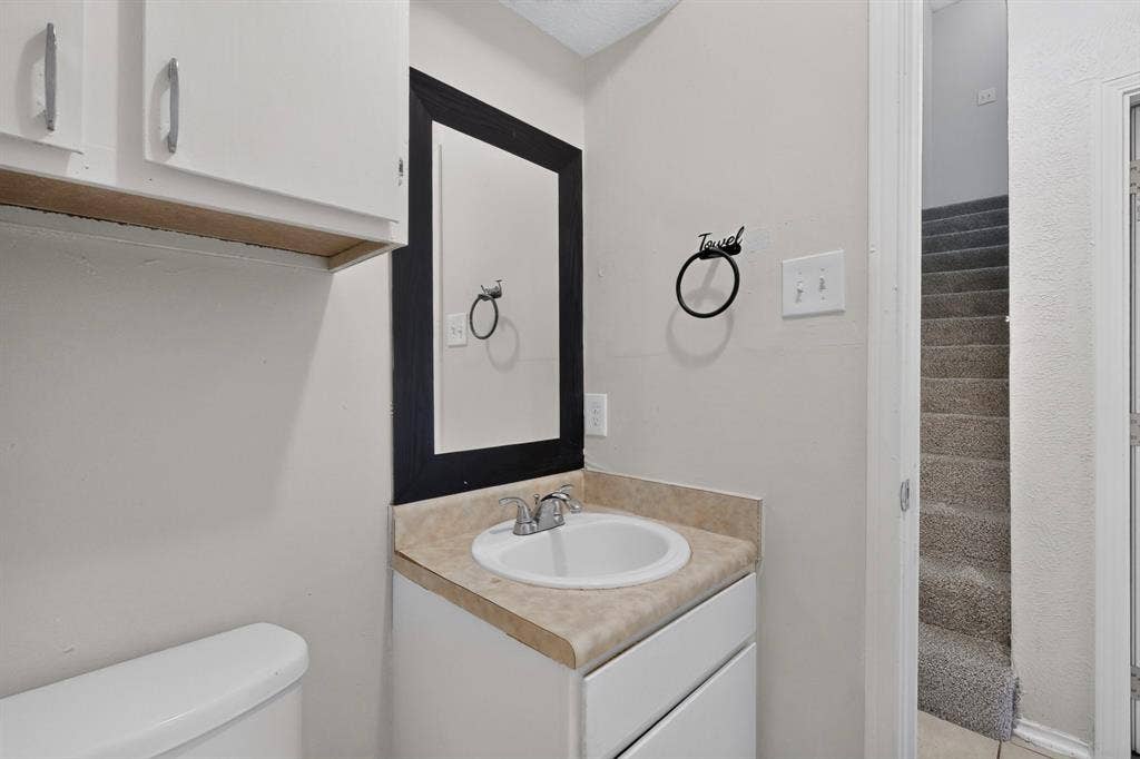 910 N Nursery Road, Irving, TX 75061 910 N Nursery Road, Irving, TX 75061