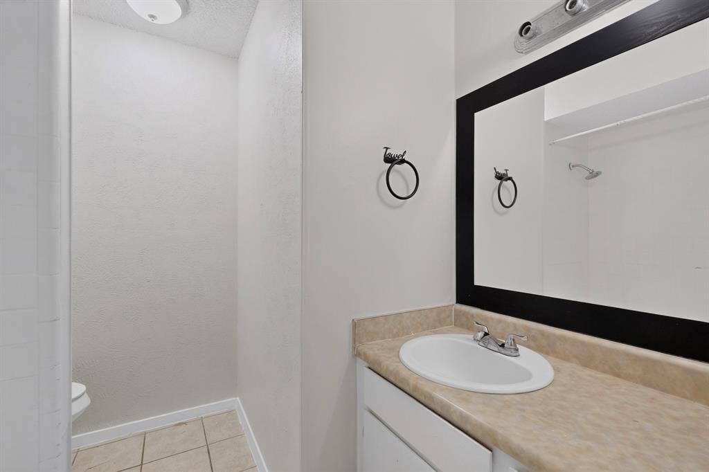 910 N Nursery Road, Irving, TX 75061 910 N Nursery Road, Irving, TX 75061