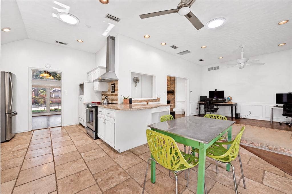 755 Red River Trail, Irving, TX 75063 Virtual renovation: Wall colors digitally altered