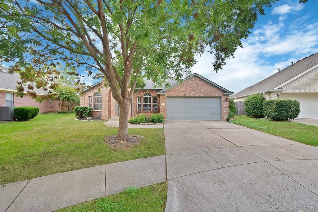 5776 Falcon Ridge Court, Haltom City, TX 76137