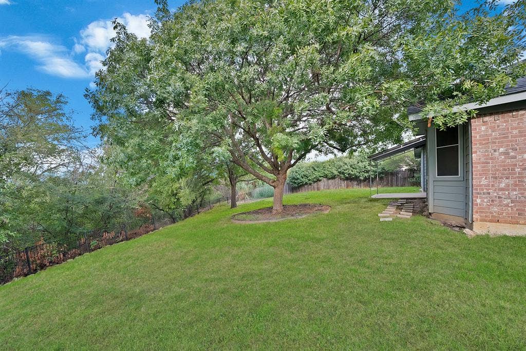5776 Falcon Ridge Court, Haltom City, TX 76137
