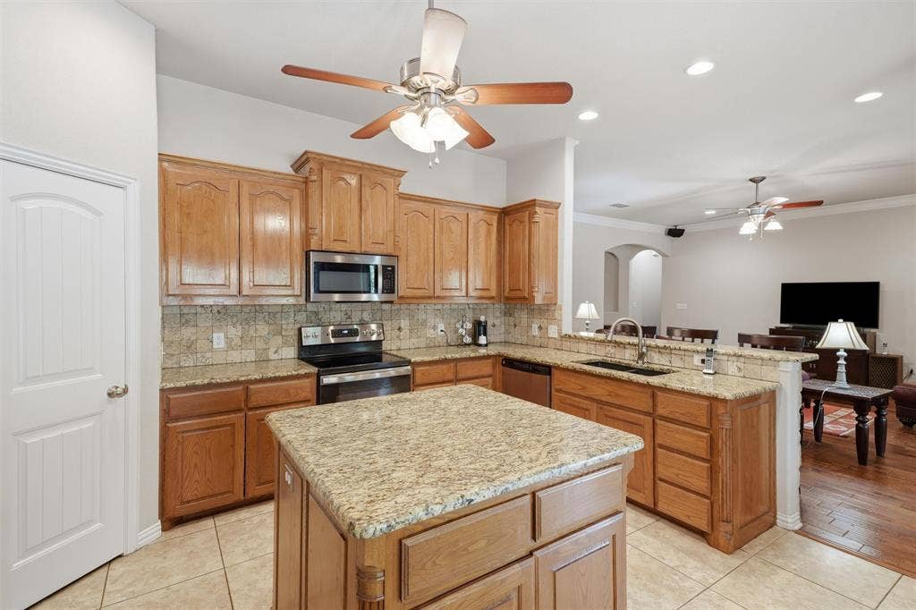 136 Castle Pines Drive, Willow Park, TX 76008