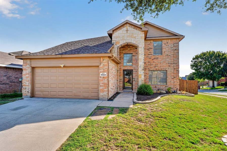 Property photo for 10424 Rising Knoll Lane, Fort Worth, TX
