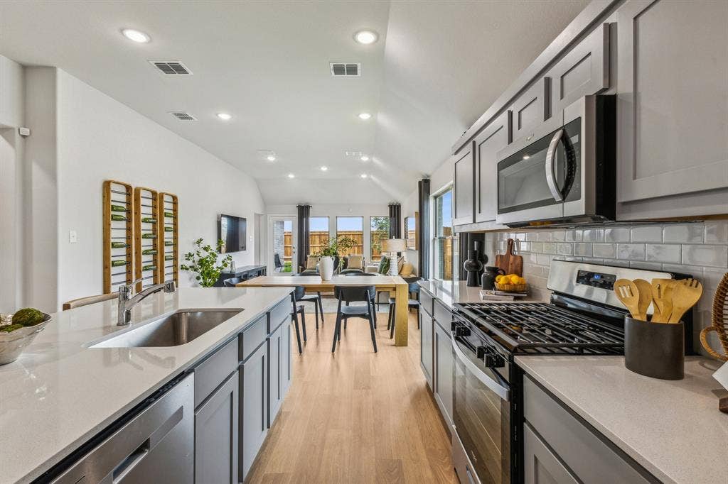 2015 Steeplechase Lane, Seagoville, TX 75159 Kitchen in the Turquoise home plan – REPRESENTATIVE PHOTO