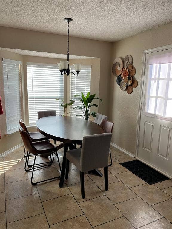 2414 PALO ALTO, Arlington, TX 76015 Many happy memories will be made around the dining table..